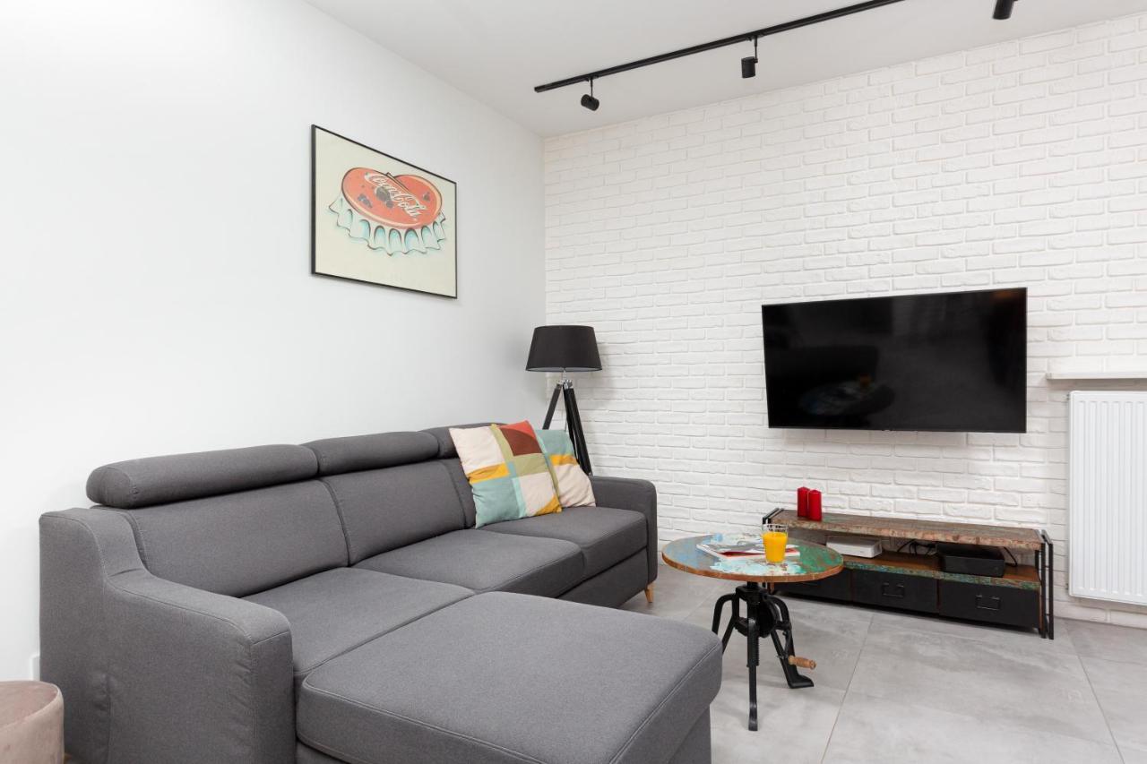 City Center Apartments Grzybowska With Parking By Noclegi Renters Varsovie Extérieur photo