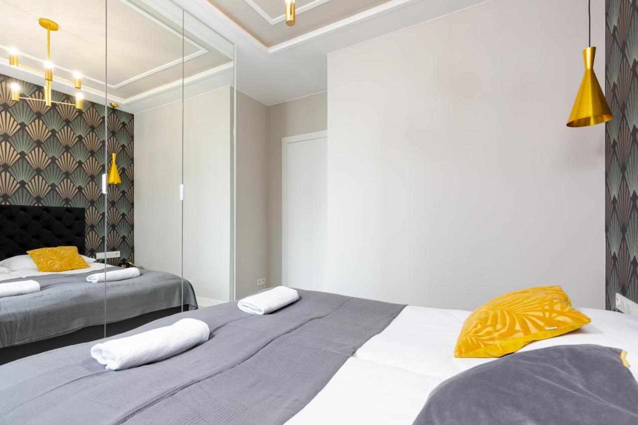 City Center Apartments Grzybowska With Parking By Noclegi Renters Varsovie Extérieur photo