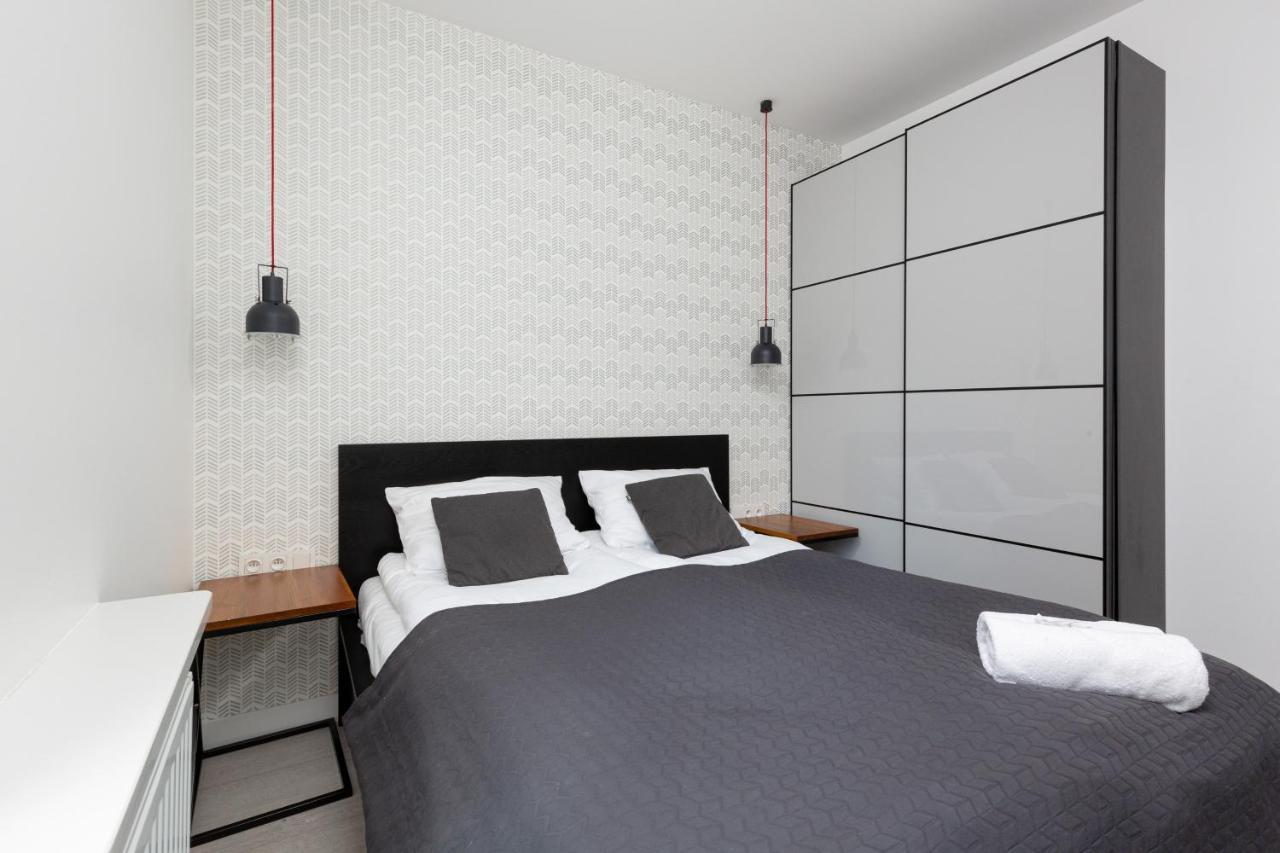 City Center Apartments Grzybowska With Parking By Noclegi Renters Varsovie Extérieur photo